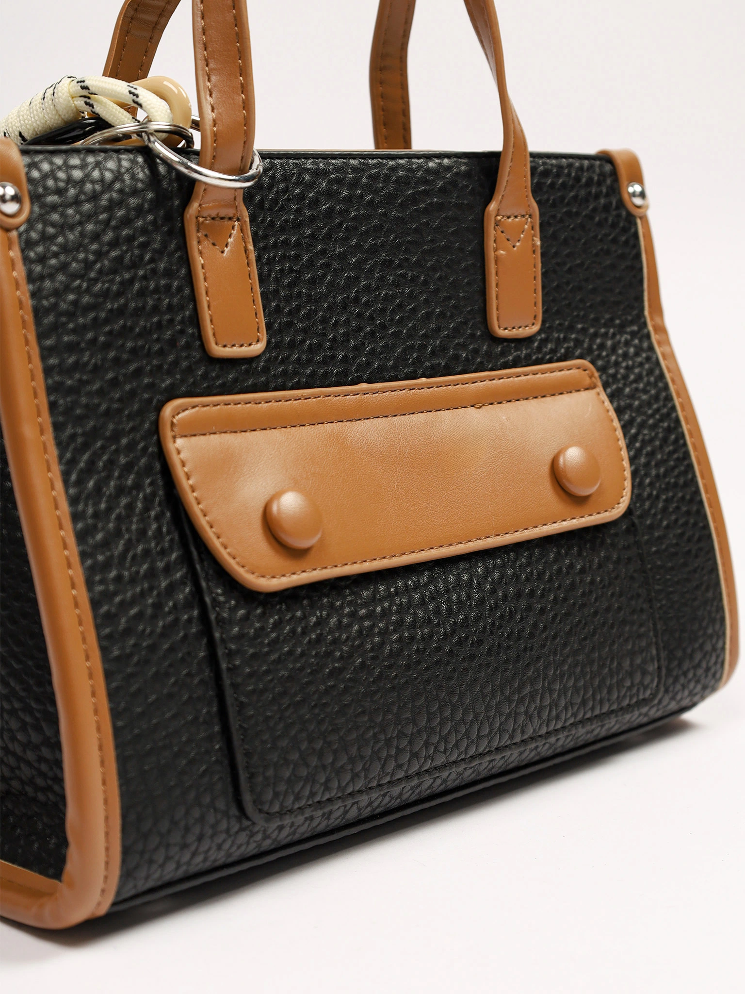 Сумка-тоут с декоративным брелком в ассортименте